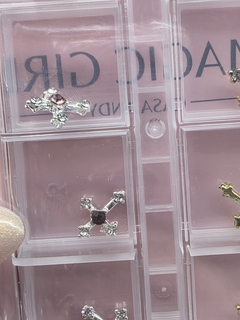 Set de dijes de cruz x12u en caja organizador - comprar online