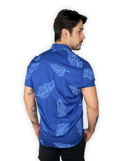 Camisa de Viscose Estampa exclusiva desenho de folhas - Manga curta
