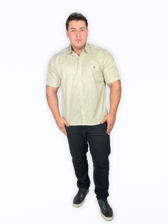 Camisa Plus Size Manga Curta Básica em Linho Tamanho Grande - comprar online