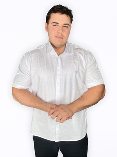 Camisa Plus Size Manga Curta Básica em Linho Tamanho Grande - Trajano's