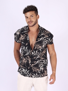 Camisa Social Manga Curta em Viscose Estampada - Folhas Beje