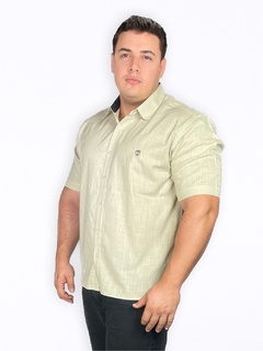 Camisa Plus Size Manga Curta Básica em Linho Tamanho Grande na internet