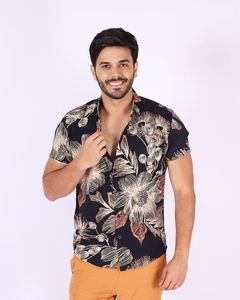 Camisa Manga Curta Viscose Preta com Estampa de Flores Beje