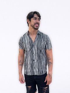 Camisa de Viscose Estampa Exclusiva Rabiscos - Manga curta