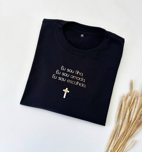 T-Shirt feminina; Eu sou filha Eu sou amada Eu sou escolhida; Cor Preto.