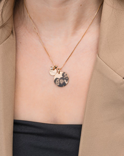 Colar Personalizado a Laser Medalha Redonda P + M Banhado a Ouro 18k - comprar online