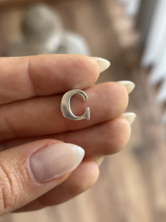 DIJE INICIAL "C" PASANTE - comprar online