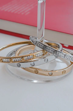 Bracelete Inspiração Cartier Liso+Cravejado Dourado na internet