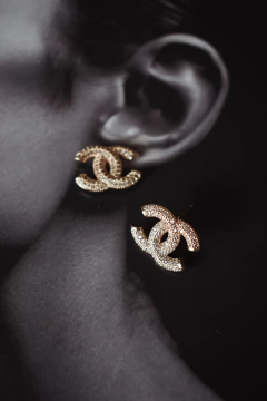Nhá Box Ícones - Brinco Inspiração Símbolo Chanel Cravejado Dourado na internet