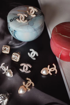 Imagem do Nhá Box Ícones SURPRESA - BRINCO DOURADO