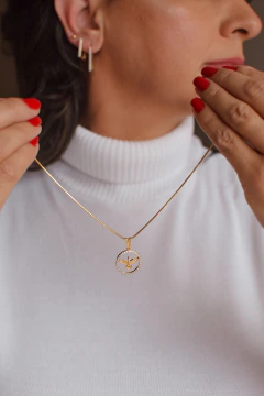 Colar Espírito Santo Círculo Cravejado Dourado na internet