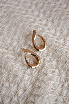 Brinco Gota Aberta Dourado - comprar online