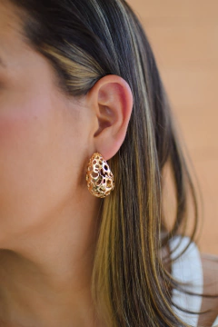 Brinco Gota Desenhos Vazados Dourado - comprar online