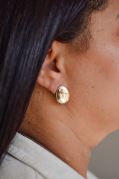 Brinco Oval Liso Achatado Dourado na internet
