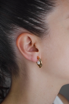 Brinco Meia Argola+Pérola Dourado