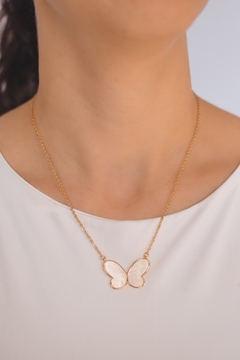 Colar Borboleta Madre Pérola Dourado - comprar online
