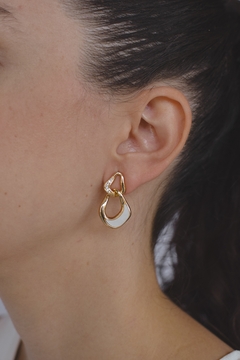 Brinco Elo Madre Pérola Dourado - comprar online