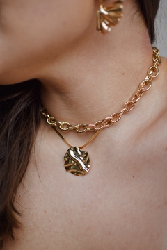Colar Malha+Ping. Martelado Dourado - comprar online