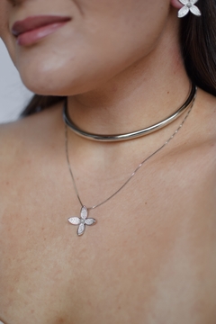 Conjunto Flor 4 Pétalas Cravejadas Prata na internet
