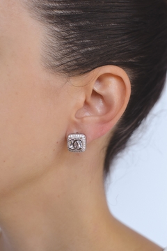 Nhá Box Ícones - Brinco Inspiração Quad. Cravejado Chanel Prata - comprar online