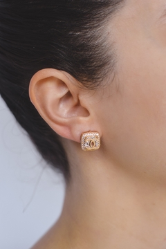 Nhá Box Ícones - Brinco Inspiração Quad. Cravejado Chanel Dourado - comprar online