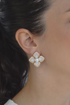 Brinco Flor 4 Pétalas+Meio Pérola Dourado - Nhá Biju