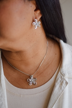 Conjunto Flor com Zircônias Prata na internet