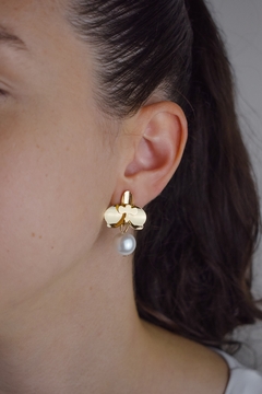 Brinco Orquídea+Pérola M Dourado