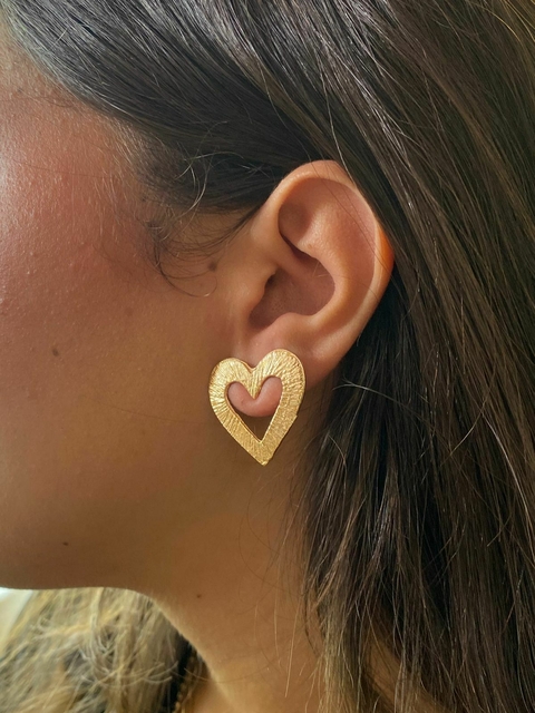 Brinco Coração Meio Vazado Dourado - comprar online