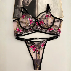 Set Julieta negro con bordados rosa de Divina Mujer Lencería, detallando las mariposas bordadas y los elásticos graduables.