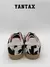Zapatillas Adidas Samba OG Cow Print para mujer, vista trasera con diseño de estampado de vaca en blanco y negro y detalles en rosa