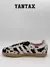 Zapatilla Adidas Samba OG para mujer con diseño estampado de vaca en negro y blanco, suela de goma marrón y interior rosa