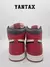 Zapatillas Jordan 1 High Retro Chicago Lost & Found desde atrás, con detalles en rojo y negro.