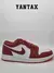 Zapatillas Jordan 1 Low Dune Red en color rojo y blanco, con diseño clásico y logo de Nike.