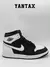 Zapatilla Jordan 1 Retro High OG en colores negro y blanco vista lateral