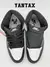Zapatillas Jordan 1 Retro High OG Black White vistas desde arriba con una zapatilla con cordones y otra sin cordones