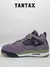 Zapatillas Jordan 4 Retro Canyon Purple en color púrpura y detalles en verde, vista lateral.
