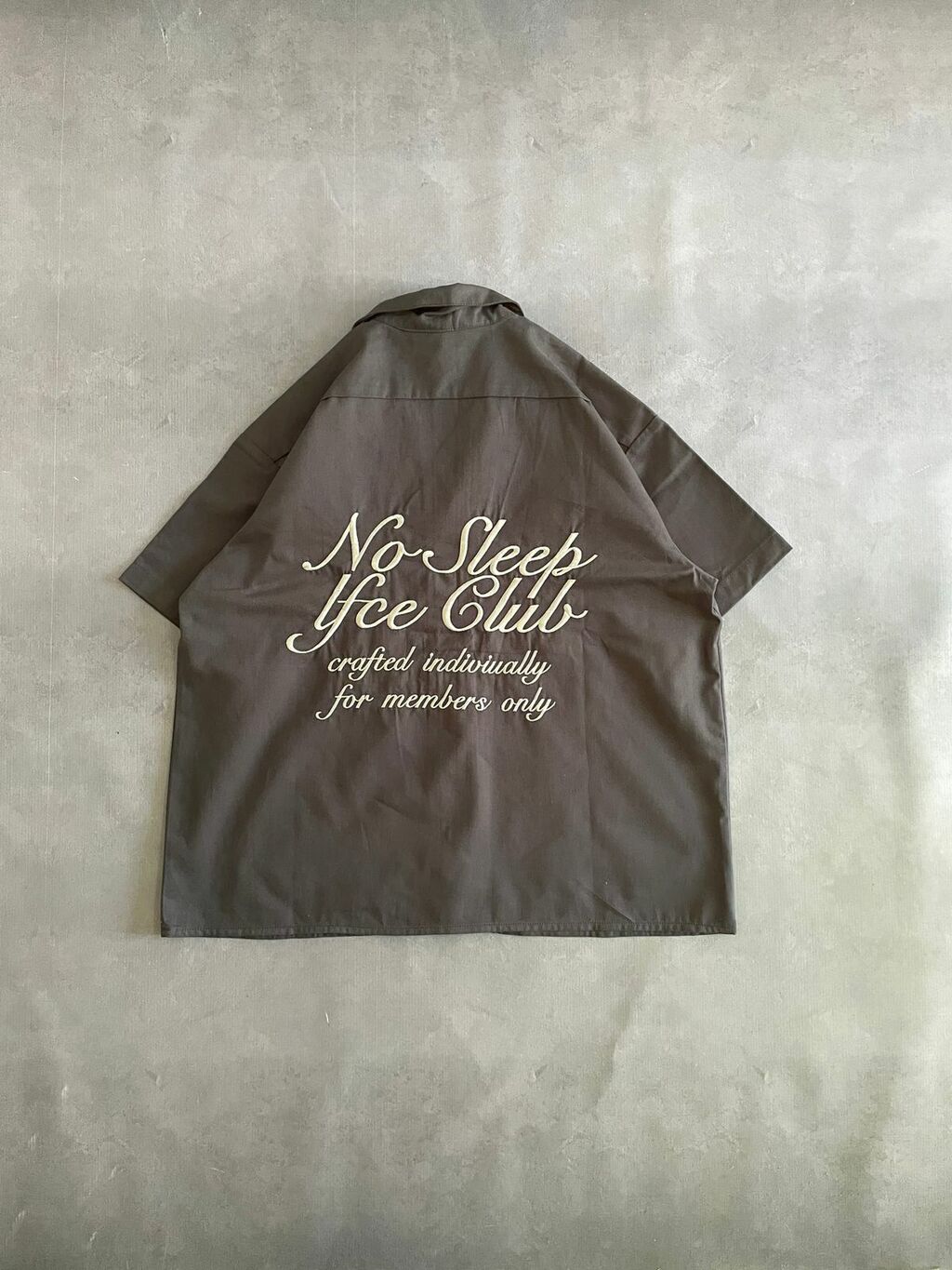 Camisa Boxy Fit "No Sleep" Gris thumbnail 3