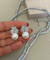 Brinco flor com pérolas ródio branco
