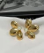 Brinco meia flor pérola dourado