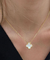 Colar madrepérola de um trevo dourado