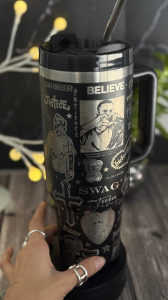 Imagen de QUENCHER 1200ml FULL GRABADO - TEMATICA: JUSTIN BIEBER - SIMIL STANLEY (no original)