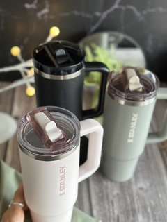 QUENCHER STANLEY ANTIDERRAME 887ml PROTOUR - C/ PICO (SIN GRABADO) - tienda online