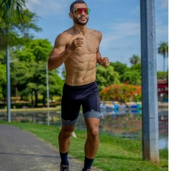 Bermuda preta com barra cinza Compressão corrida Masculina