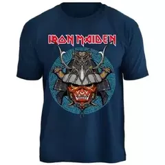 Camiseta masculina Iron Maiden Senjutsu com estampa de samurai e detalhes coloridos.