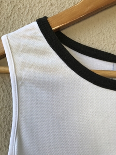 Regata Branca Gola Preta Basic - P - comprar online