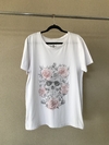 Camiseta Branca Caveiras/Rosas Escalpe - M