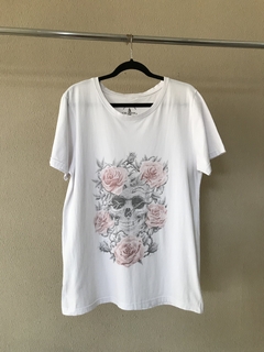Camiseta Branca Caveiras/Rosas Escalpe - M