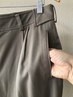 Calça Alfaiataria Cáqui Maria Garcia - 40/42 - Brechó de Casa