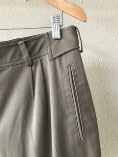 Calça Alfaiataria Cáqui Maria Garcia - 40/42 na internet